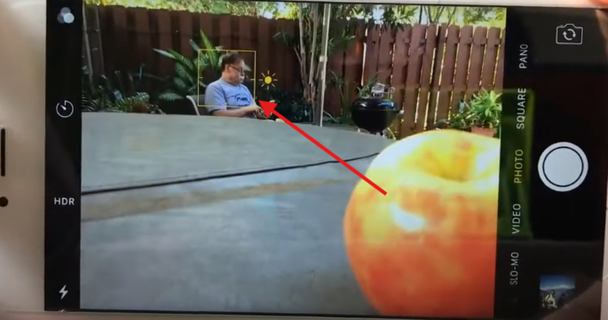 Manually focusing the smartphone camera