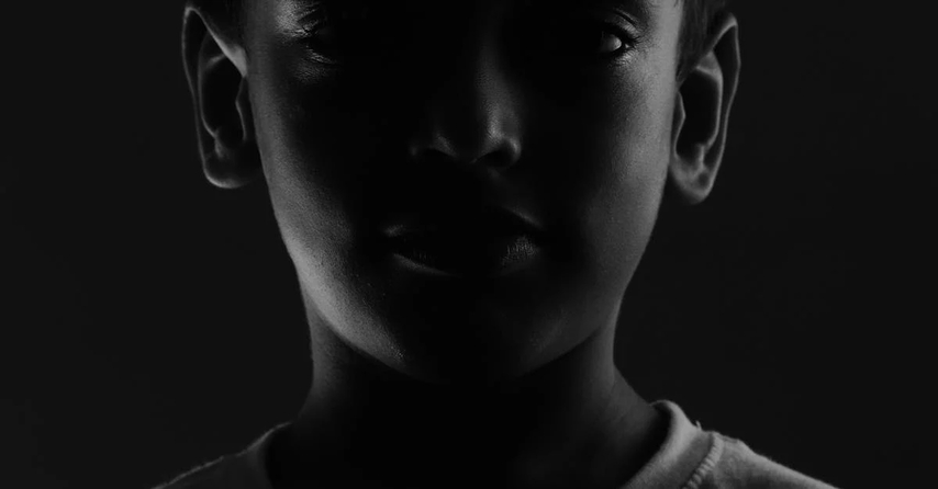 بورتريه مظلم وغامض للشاب