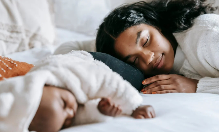 Parent sleeping when the baby sleeps