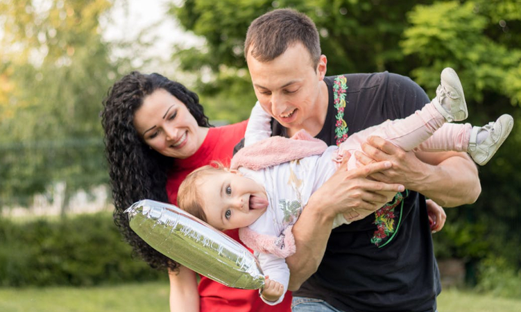 Sticking out a tongue to make the baby follow this gesture