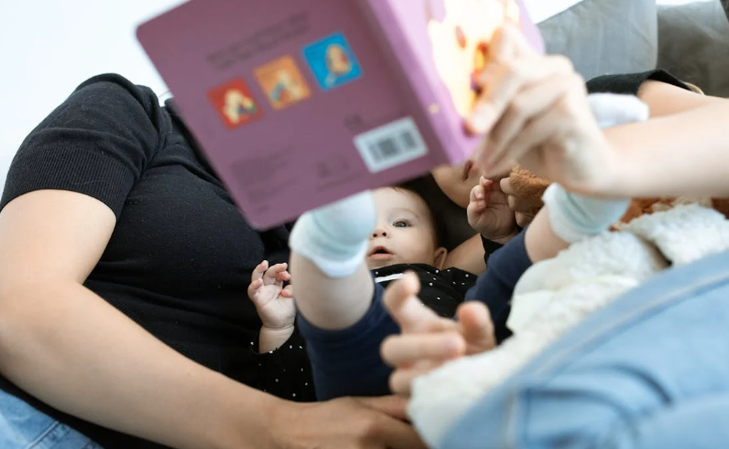 When to start reading a story to baby at bedtime